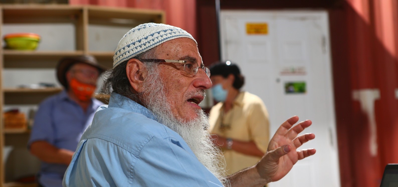 ד"ר שלמה שיש, מומחה לרפואה אלטרנטיבית, מורינגה וצמחי מרפא, מחייך למצלמה